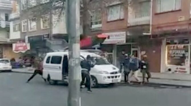 Sopa ve zincirlerle birbirlerine saldırdı