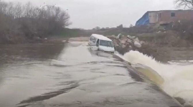 Suya kapılan minibüste can pazarı