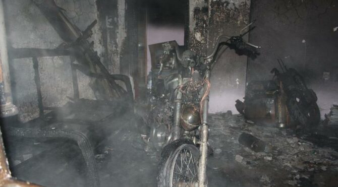 Tamir ettiği motosikleti çalıştırınca iş yeri yandı