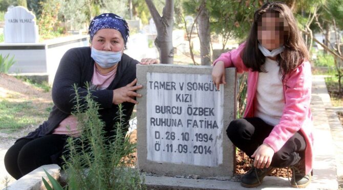 ‘Tek hatırladığım annemin kafasını duvarlara vuruyordu’