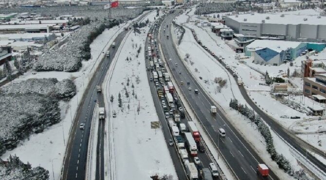 TEM otoyolunda trafik durdu: Kilometrelerce kuyruk oluştu