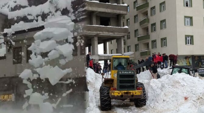 Tonlarca kar çocukların üstüne düştü
