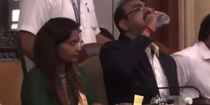 Toplantıda ilginç anlar! Su diye dezenfektan içti