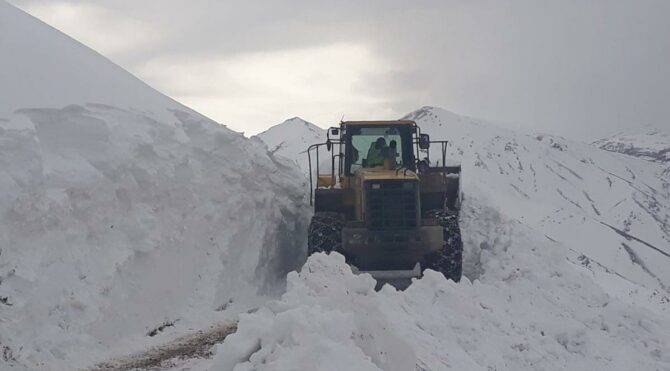 Tunceli-Erzincan karayolu kar nedeniyle tüm araç geçişlerine kapatıldı