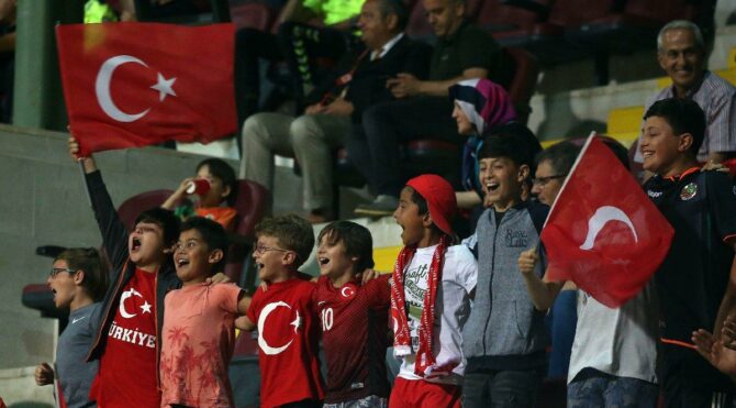 Türk halkının yüzde 36,4’ü futbolu birlikte izlemeyi özledi