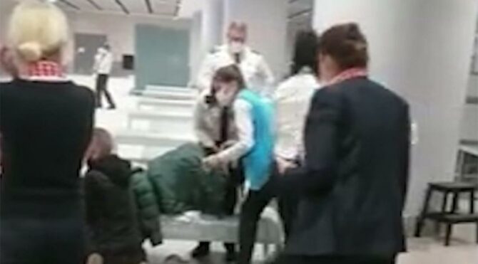 Uçaktan indi, bankın üzerinde doğum yaptı