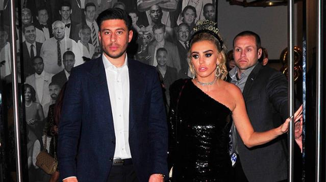 Ünlü çift koronavirüsten kaçmak için 4 çocukla dünyayı gezdi