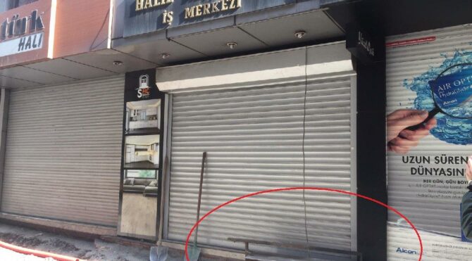 Üzerine reklam tabelası düşen işçi ağır yaralandı