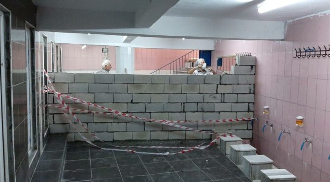 Vakıf ve dernek anlaşamadı cami tuvaleti ikiye bölündü