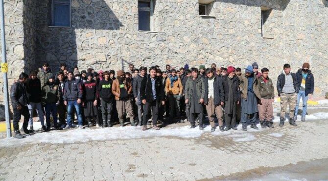 Van’da 73 kaçak göçmen yakalandı