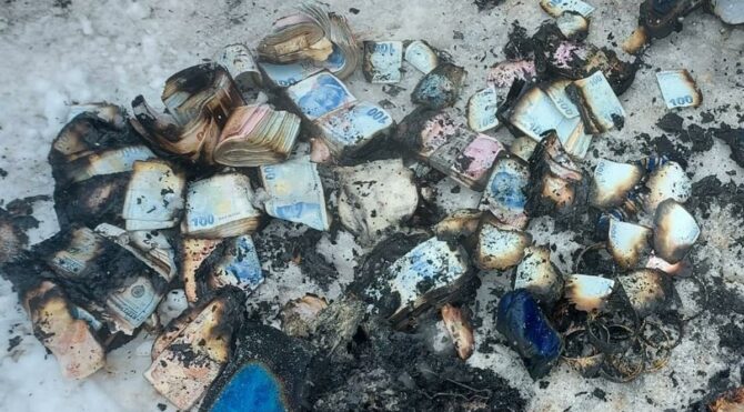 Yanan prefabrikten tomar tomar para ve altın çıktı