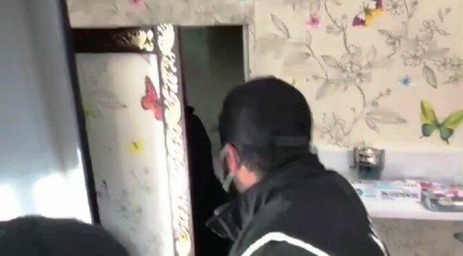 Yatak odasındaki gizli bölmede yakalandı