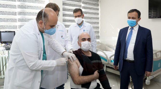 Yerli corona virüsü aşısının Faz-2 çalışmalarında ilk doz, gönüllüye uygulandı