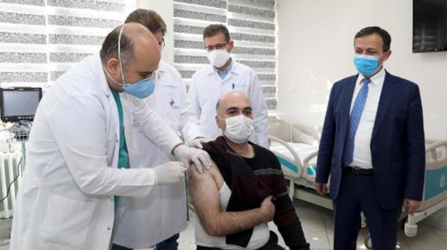 Yerli koronavirüs aşısının ilk dozu gönüllü bir vatandaşa uygulandı