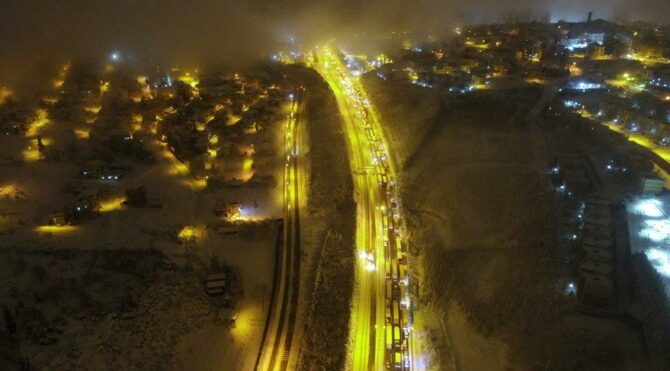 Yoğun kar yağışının kapattığı TEM, 1,5 saat sonra trafiğe açıldı