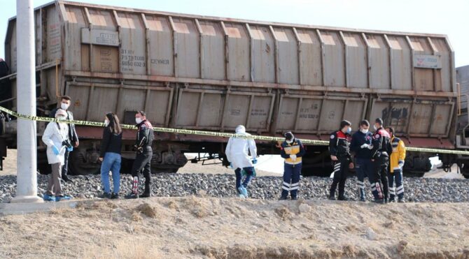 Yük treninin altında feci şekilde can verdi