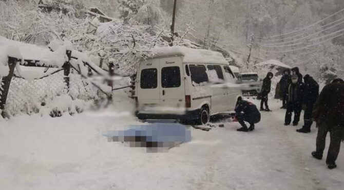 Zincir takarken hareket eden minibüsünün altında kalıp hayatını kaybetti