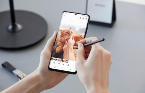 Akıllı telefon sektörünün liderlerinden olmaya devam ediyor