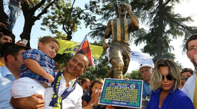 Alex de Souza’nın heykeline araç çarptı