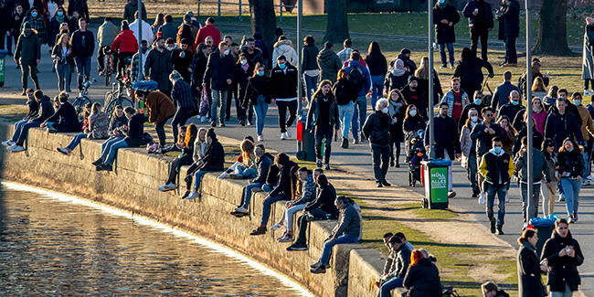 Almanya'da Kovid-19 tedbirleri kademeli olarak gevşetilmeye başlandı