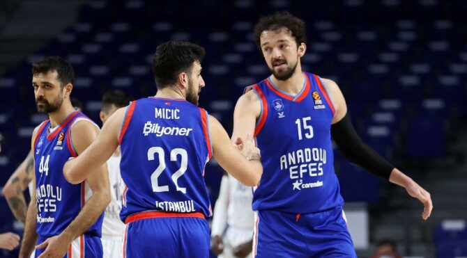 Anadolu Efes, Euroleague’de Play-Off’lara katılmayı garantiledi