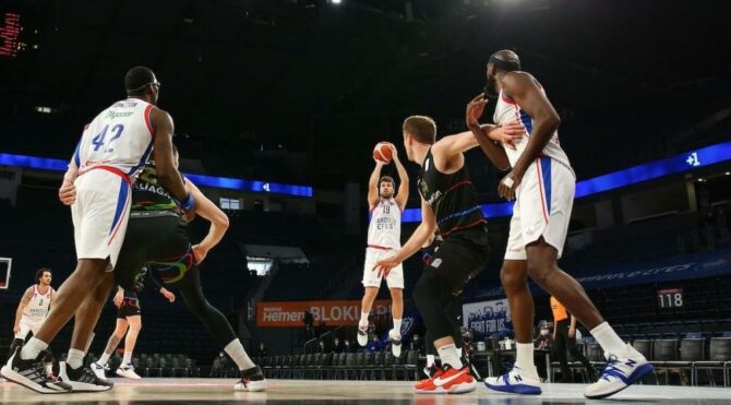 Anadolu Efes sezonu lider tamamlamayı garantiledi