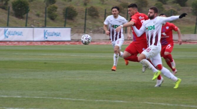 Bandırmaspor Altınordu maçı protestoyla başladı, puanlar paylaşıldı