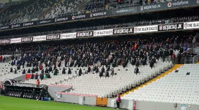 Beşiktaş-Fenerbahçe derbisinde taraftar tepkisi: ‘Derbide yasak yok galiba!’