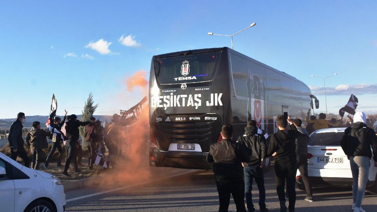 Beşiktaş taraftarı takım otobüsünü durdurdu!