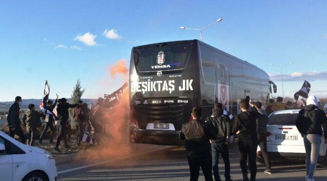 Beşiktaş taraftarı takım otobüsünü durdurdu!