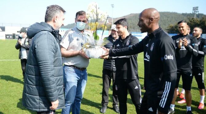 Beşiktaşlı futbolculardan sağlık ekibine çiçek