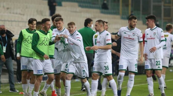 Bursaspor’da futbolcular açıkladı: Tek kuruş para alamadık