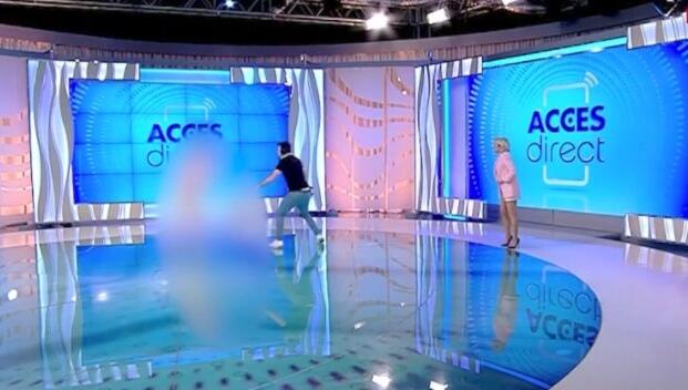 Canlı yayında saldırı girişimi... Çıplak kadın elinde taşla sunucunun üzerine koştu