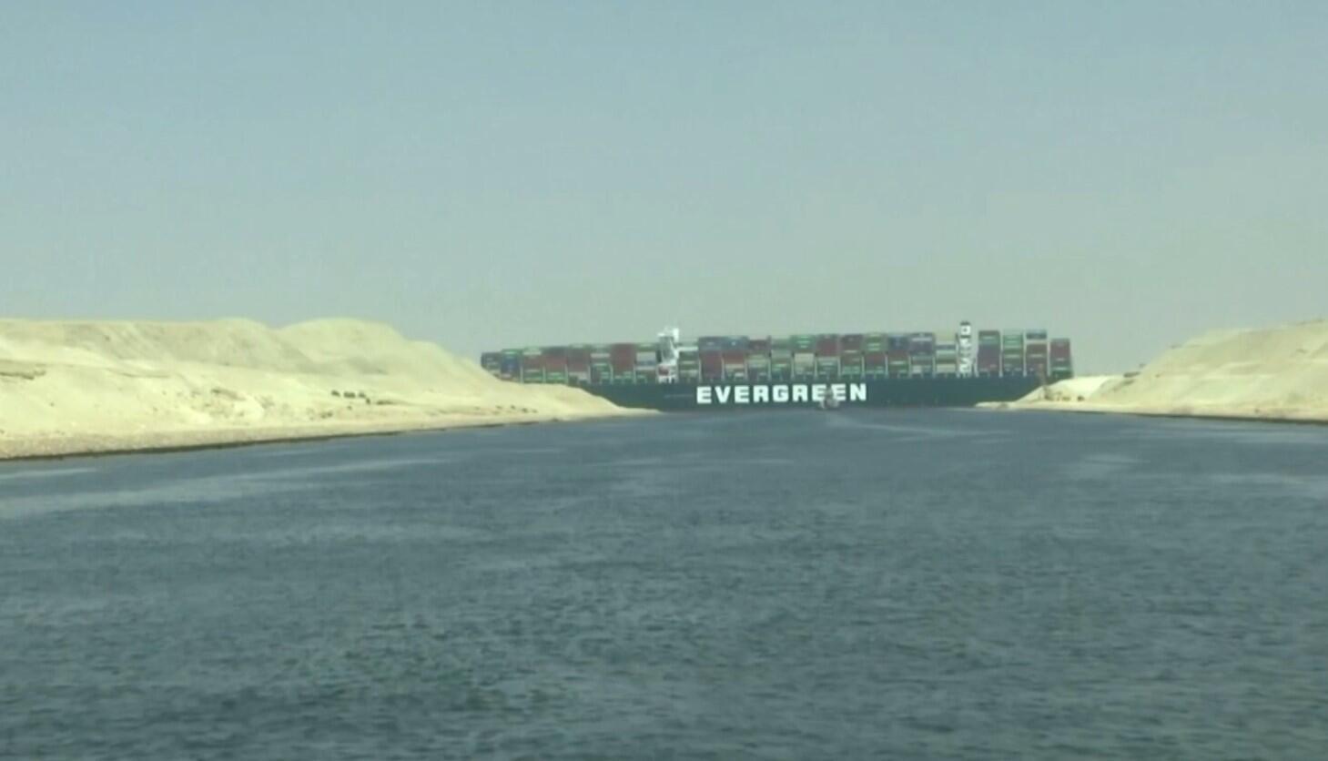 Dünya ticaret yolu durdu! Süveyş Kanalı'nda gemi karaya oturdu