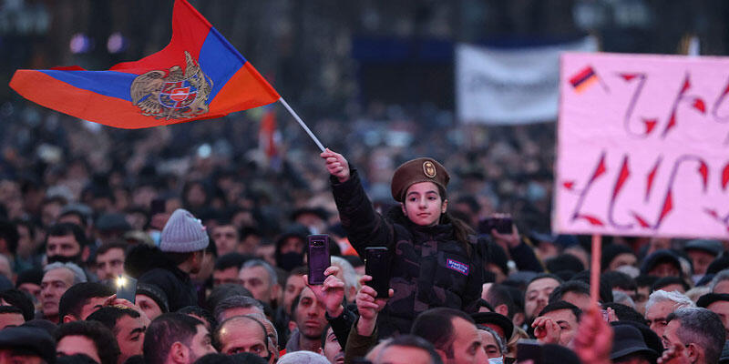 Ermenistan'da kriz sürüyor! Yine imzalamadı