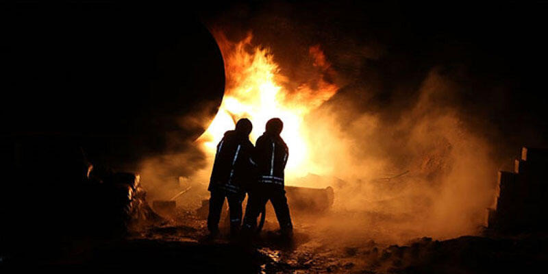 Esed rejimi İdlib'de füzelerle TIR parkını vurdu: 7 sivil yaralı