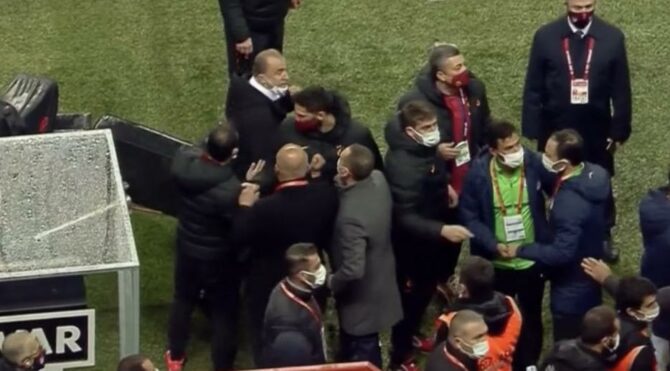 Fatih Terim çılgına döndü! Galatasaray Çaykur Rizespor maçında gerginlik…