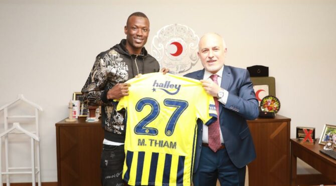 Fenerbahçeli golcü Mame Thiam’dan Kızılay’a işbirliği ziyareti