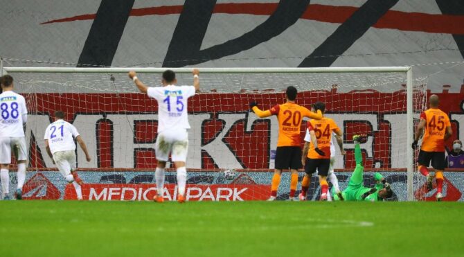 Galatasaray’da savunma faciası