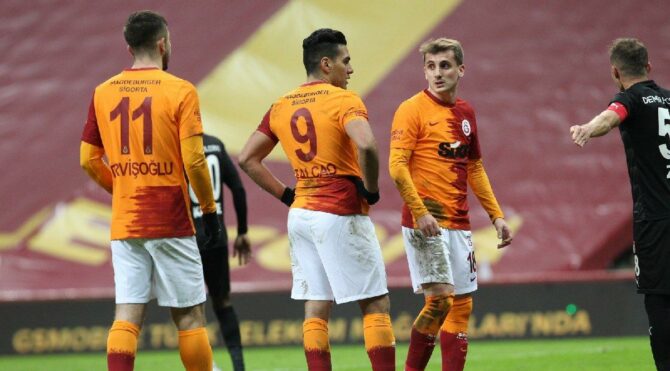 Galatasaray-Sivasspor maçında dört gol bir kırmızı kart