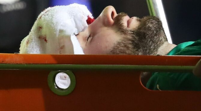 Glasgow Rangers-Slavia Prag maçında rakibinin uçan tekmesi hastanelik etti