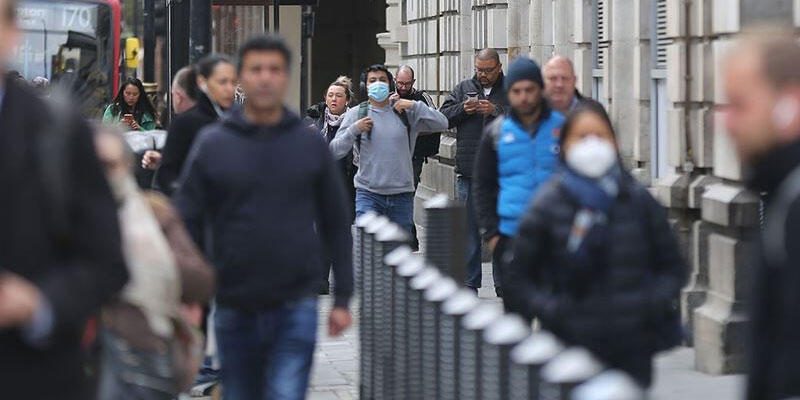 İngiltere'de Kovid-19 kaynaklı ölümler azalmaya devam ediyor