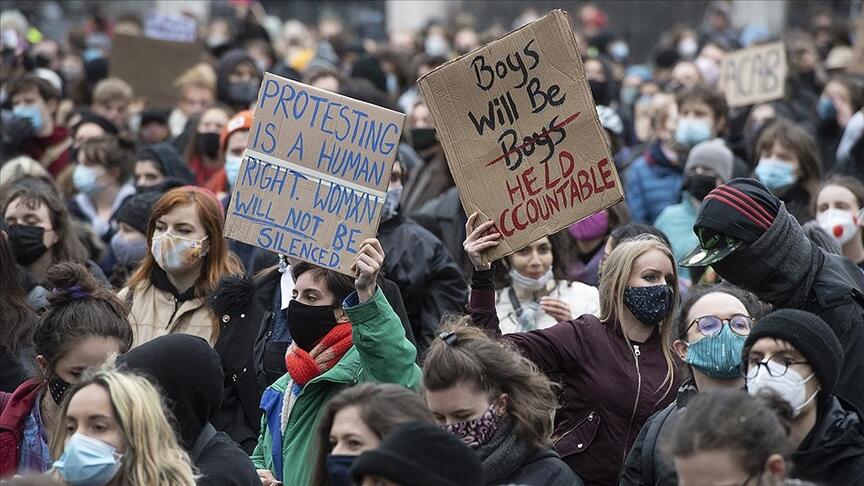 İngiltere'de yüzlerce kişi sokakta