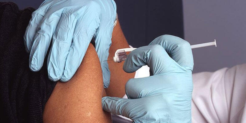 İsrail'de Kovid-19'u atlatanlar da aşılanacak