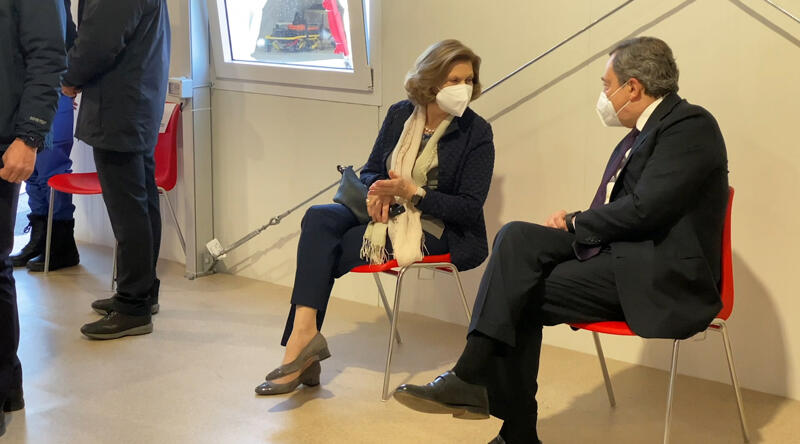 İtalya Başbakanı Draghi, AstraZeneca'nın COVID-19 aşısından yaptırdı