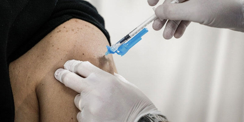 İtalya'da Astrazeneca aşısının 65 yaş üstüne kullanılması için izin verildi