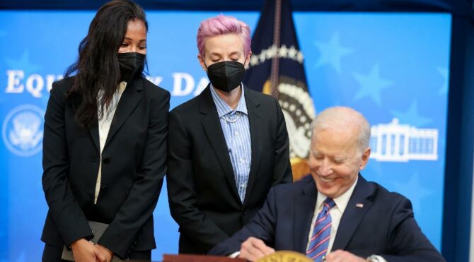 Joe Biden’dan tarihi imza… Megan Rapinoe de Beyaz Saray’da