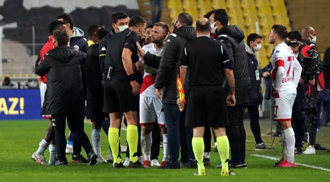 Kadıköy’de maç sonu saha karıştı