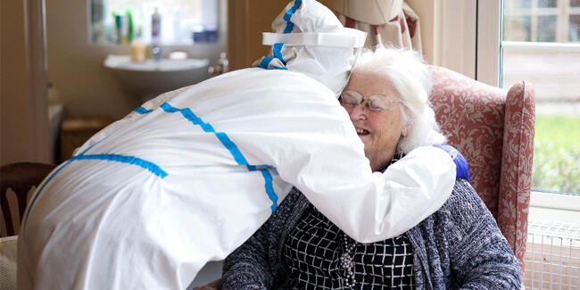 Karantina esnedi, kızına kavuştu! Günün fotoğrafı