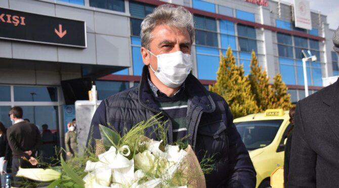 Kayserispor’un yeni teknik direktörü Hamza Hamzaoğlu, Kayseri’ye geldi